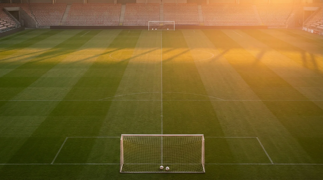 Apuesta BTTS en fútbol: dos porterías enfrentadas en un campo de fútbol