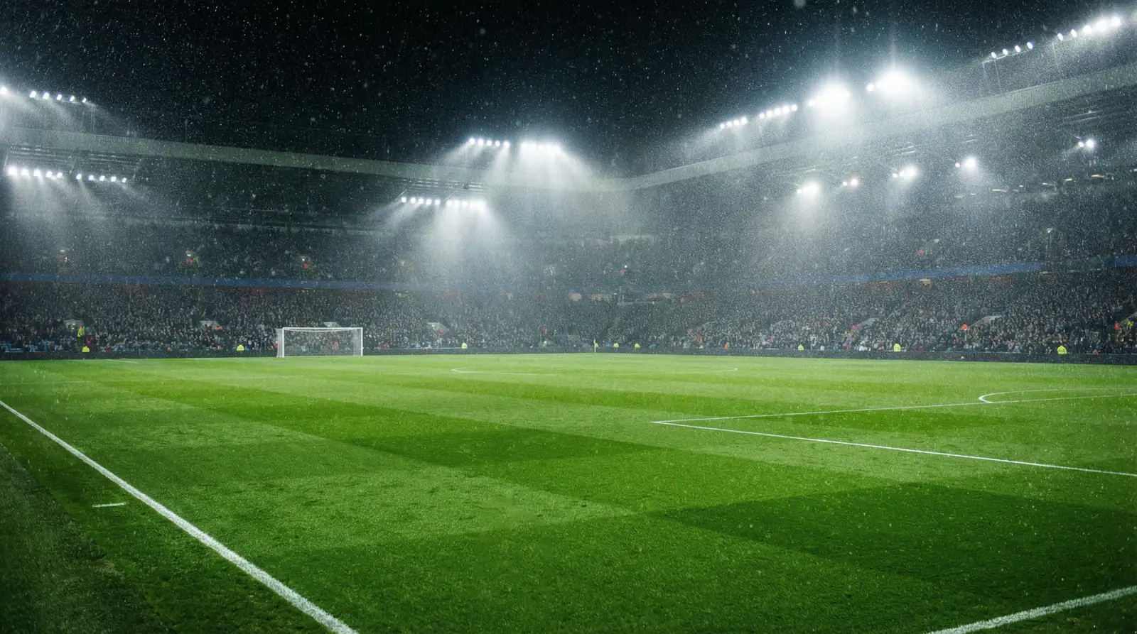 Apuestas Premier League: césped de un estadio inglés bajo focos nocturnos