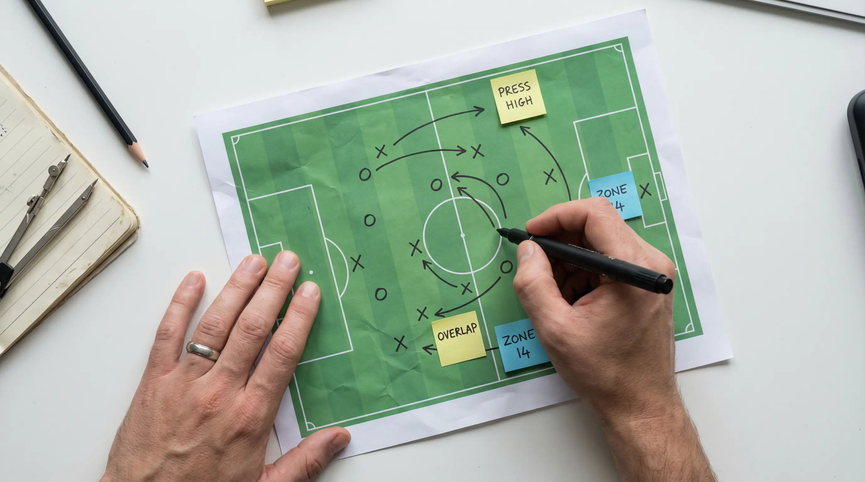 Bet builder en fútbol: mano señalando un campo de fútbol con opciones tácticas