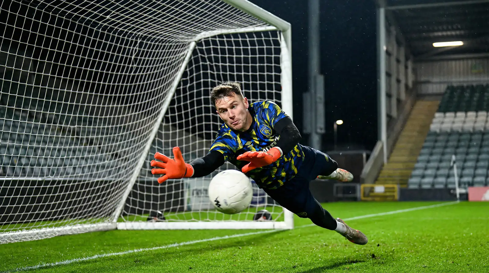 Doble oportunidad en fútbol: portero atrapando un balón en un estadio